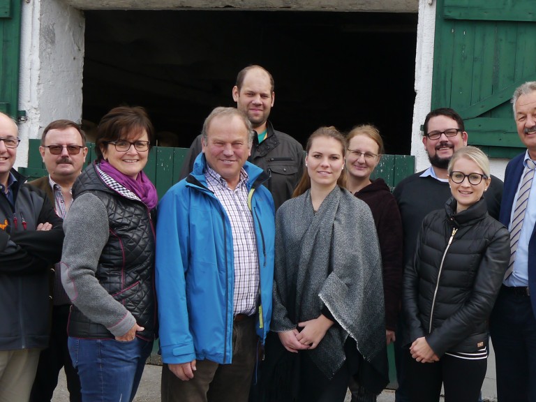 Gruppenbild mit Bundesverband Systemgastronomie auf einem Bauernhof in Bayern