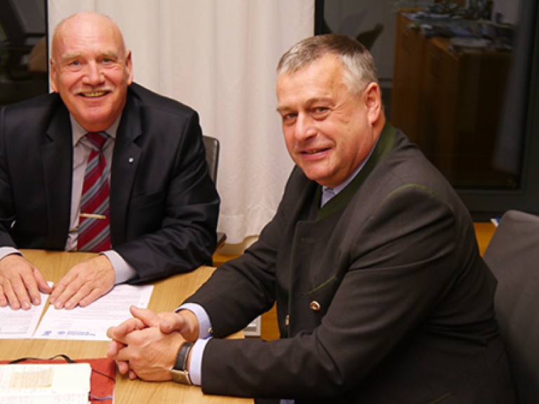 Am Konferenztisch sitzen Peter Winter und BBV-Präsident Walter Heidl