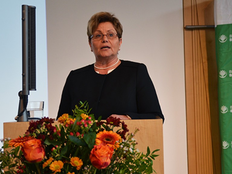 Landesbäuerin Anneliese Göller am Podium auf der Landesversammlung des Bayerischen Bauernverbandes