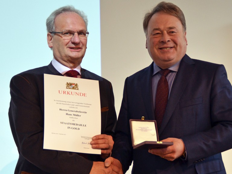 BBV-Generalsekretär Hans Müller erhält die bayerische Staatsmedaille in Gold aus den Händen von Landwirtschaftsminister Helmut Brunner