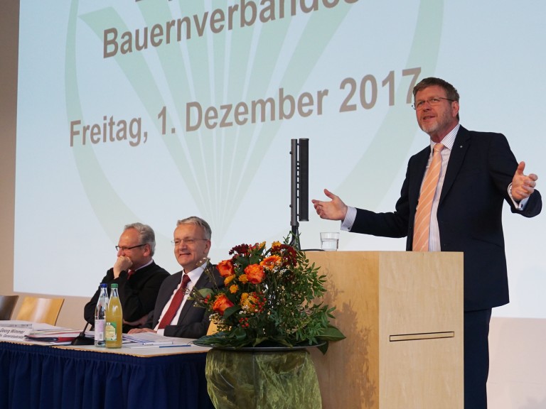 Dr. Marcel Huber am Podium vor der BBV-Landesversammlung am Haus der bayerischen Landwirtschaft in Herrsching