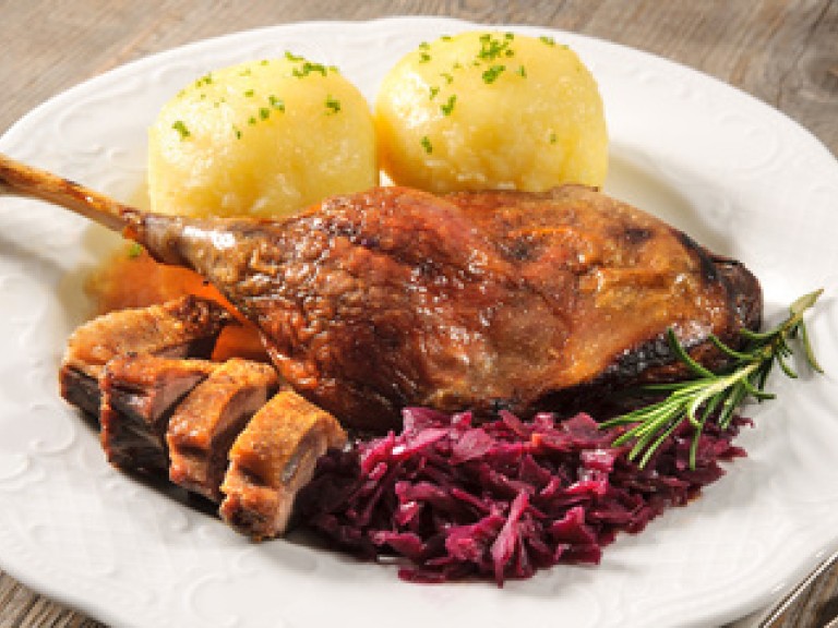 Enenkeule mit Knödeln und Rotkohl zu Weihnachten