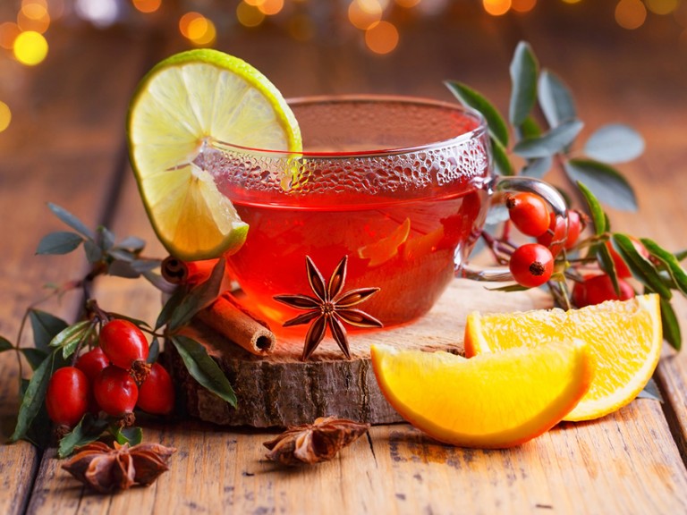 Tasse Glühwein mit winterlichen Gewürzen