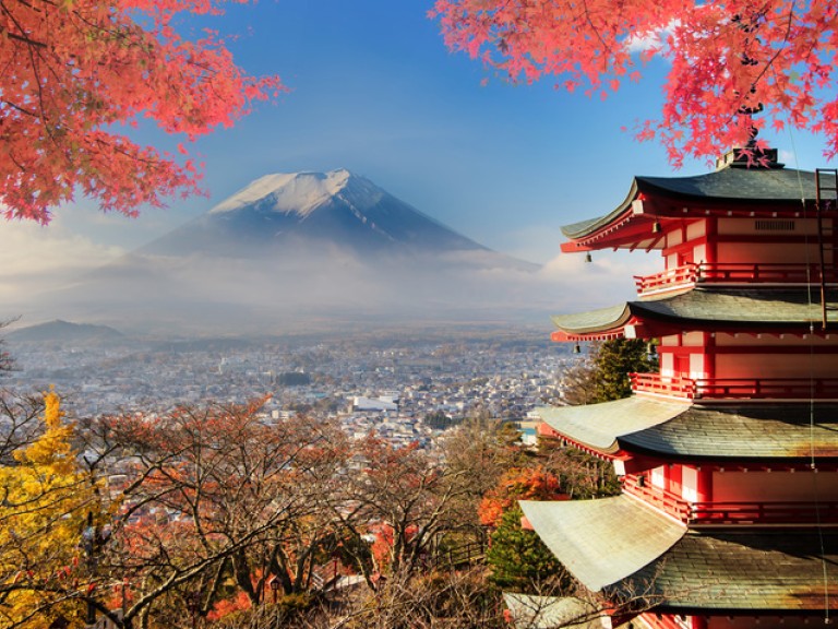 Japanische Pagode vor dem Gipfel des Fuji