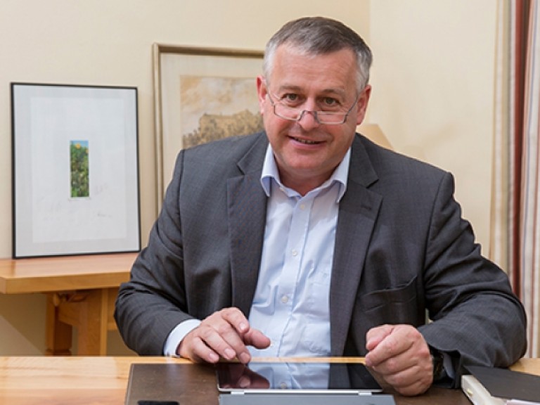 Präsident Heidl am Tablet