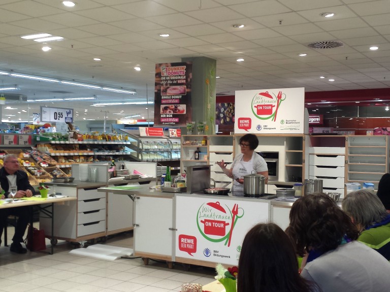 Frau kocht im Supermarkt