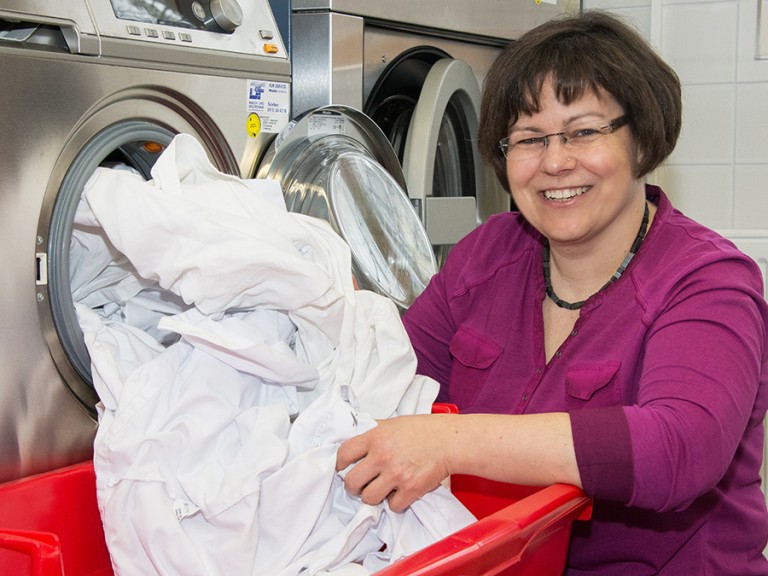 Renate Ixmeier kümmert sich um die Wäsche