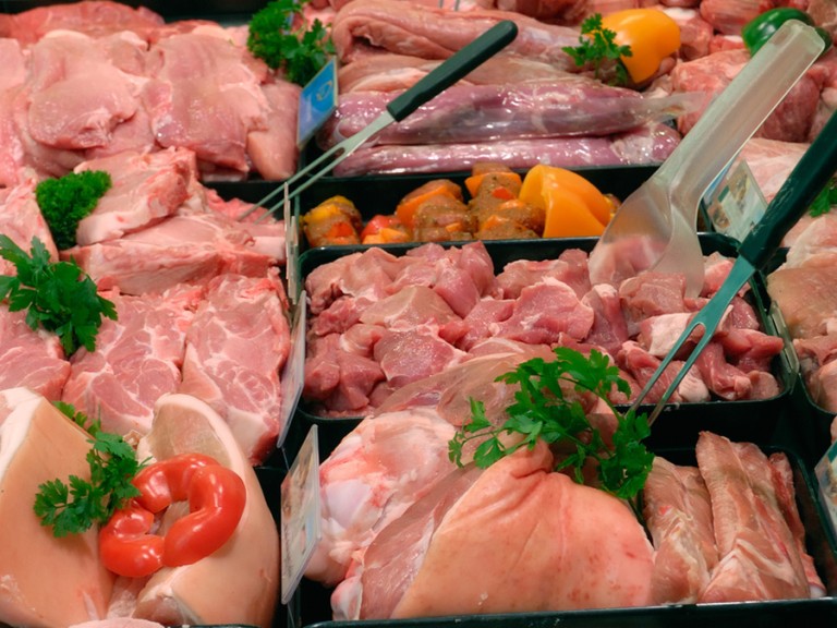 Verschiedene Fleischstücke in einer Fleischtheke eines Supermarktes