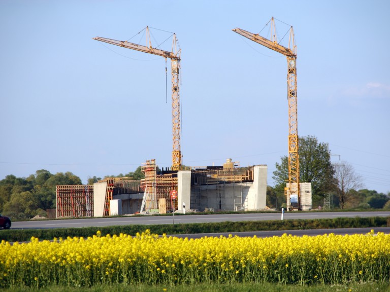 Der Bau vieler Siedlungsflächen gefährdet den Boden der druch Landwirte bearbeitet wird. 