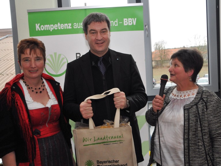 Stv. Kreisbäuerin Doris Schmidt, Minister Dr. Markus Söder, Kreisbäuerin Angelika Seyferth
