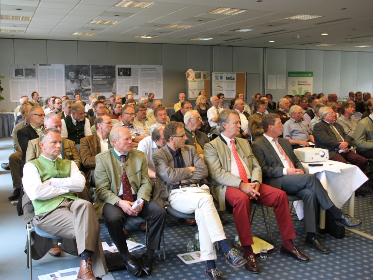 Menschen sitzen im Saal