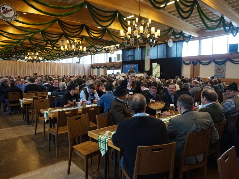 Bezirkspräsident Kreitmair spricht über die bayerische Agrarpolitik beim Kreisbauerntag in Rosenheim