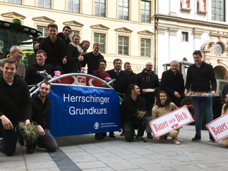 Der Herrschinger Grundkurs vor einem großen Schlepper