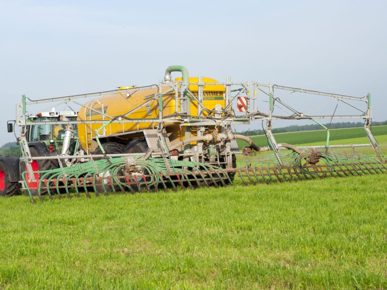 Schlepper mit Güllefass