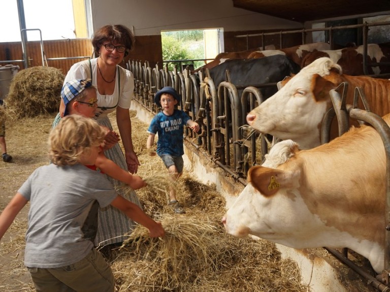 Bezirksbäuerin Rita Blüml besichtigt mit Grundschülern Bauernhof