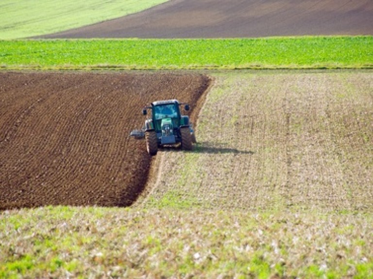 Ein Schlepper pflügt ein Feld.