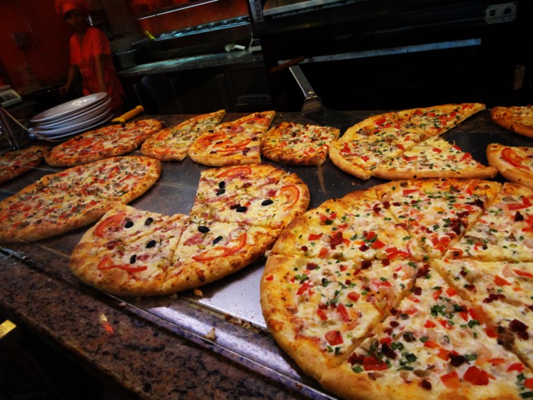 Eine Vitrine voll Pizza