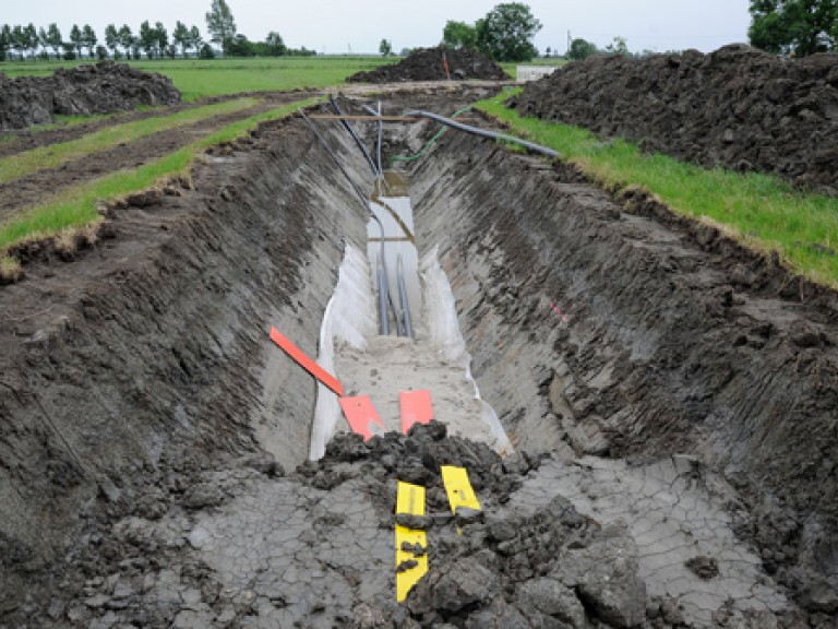 Aufgegrabene Grube zur Verlegung eines Strom-Erdkabels