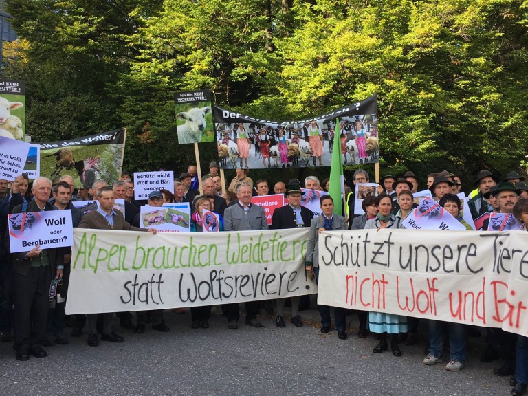 Bauern aus Österreich, Südtirol und Bayern demonstieren gegen den Wolf.