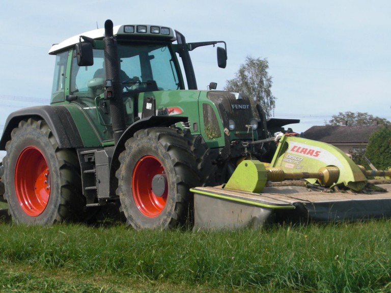 Traktor bei der Grasernte