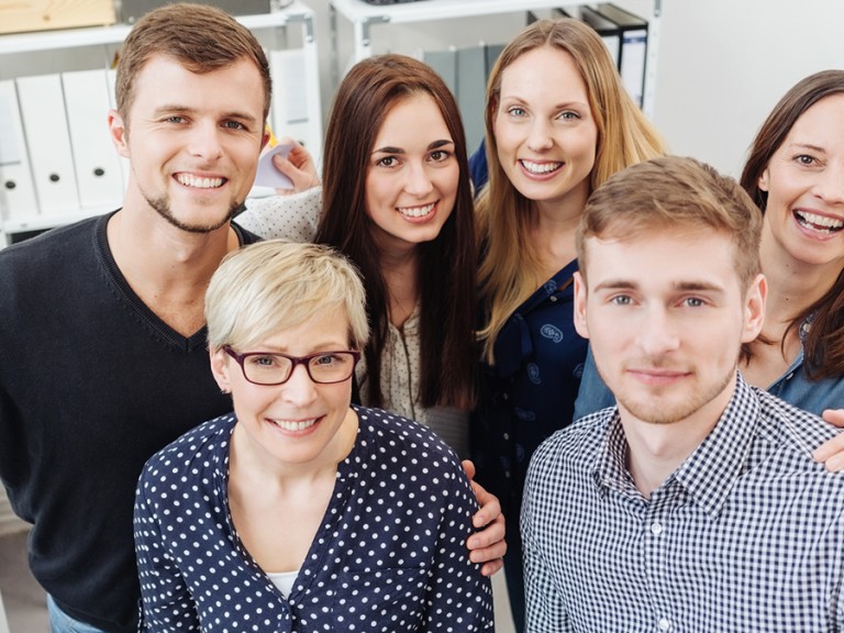 Ein Team von jungen und alten Mitarbeitern