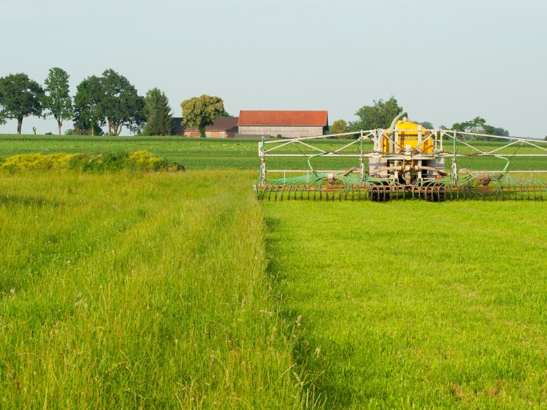 Landwirt bringt Dünger auf seinem Feld aus