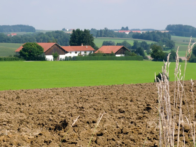 Bayerischer Bauernhof mit Acker und Wiese