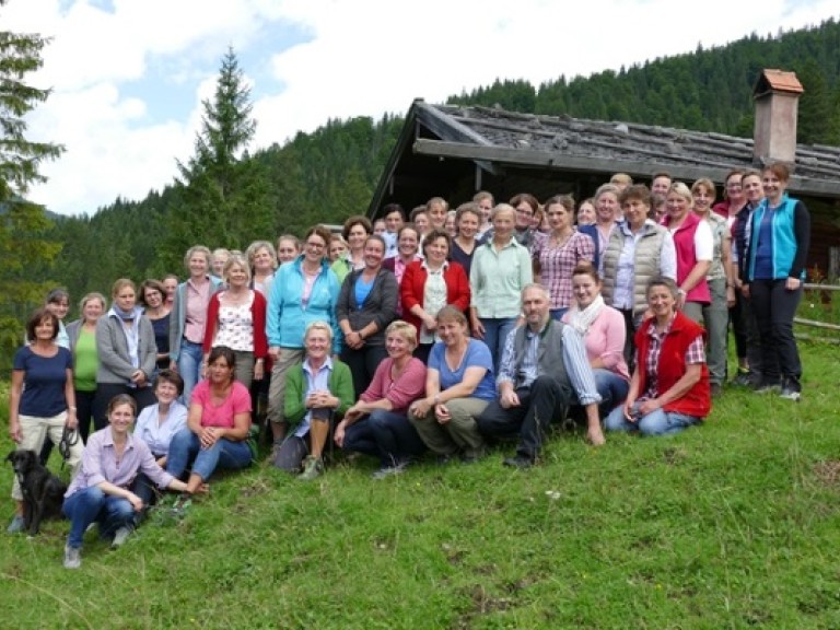 Gruppenbild der Miesbacher Ortsbäuerunnen vor der Almhütte