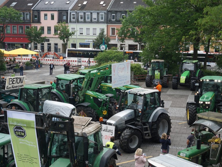 Demo: Bauern wehren sich gegen Baugebiet Erlangen-West III