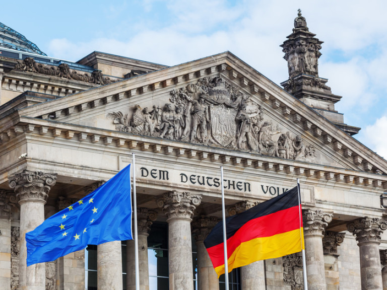 Der Bundestag mit der Europa- und Deutschlandflagge