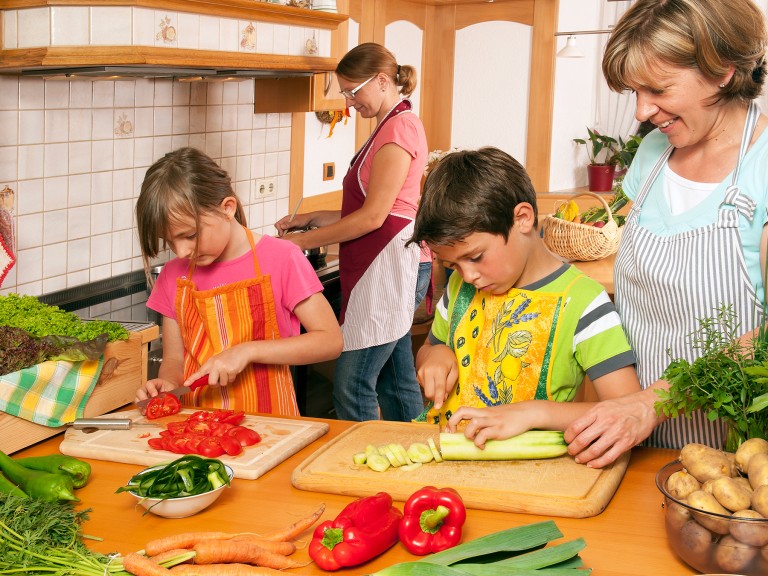 Landfrauen kochen mit Kindern in der Küche