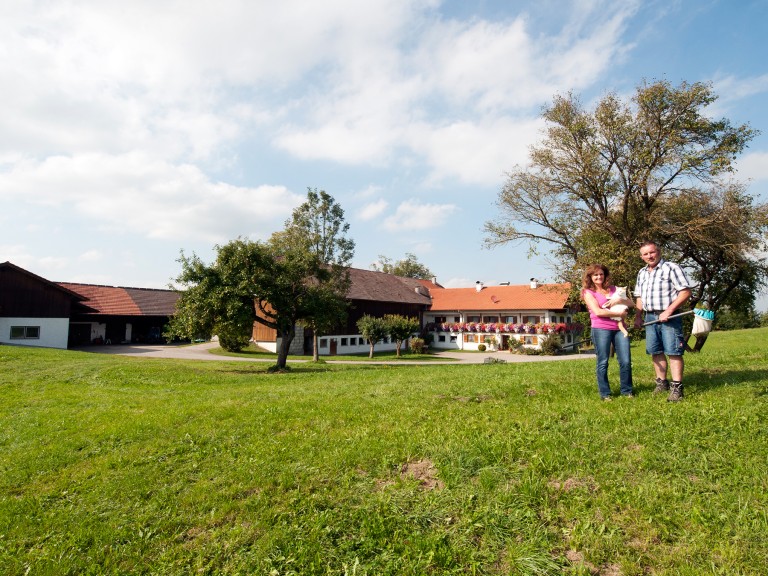 Bauernhof in Bayern mit Bauern-Ehepaar davor