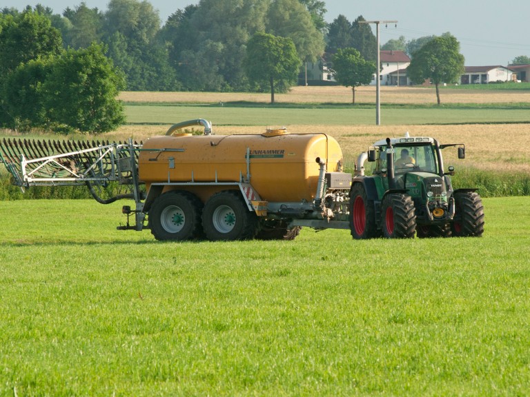 Ein Landwirt düngt in Bayern sein Feld