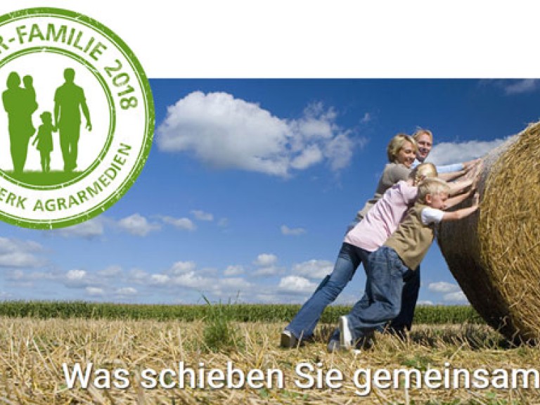 Das Wettbewerbslogo sowie eine ganze Familie, die einen Heuballen auf einem Feld anschiebt