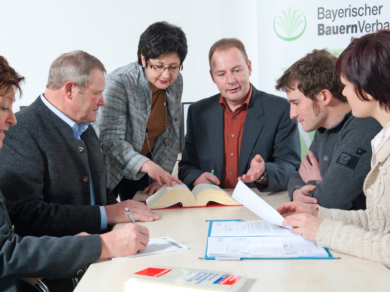 Beratung zur Hofübergabe an einer Geschäftsstelle des Bayerischen Bauernverbandes
