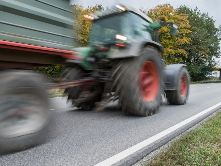 Ein Traktor mit Anhänger auf einer deutschen Bundesstraße