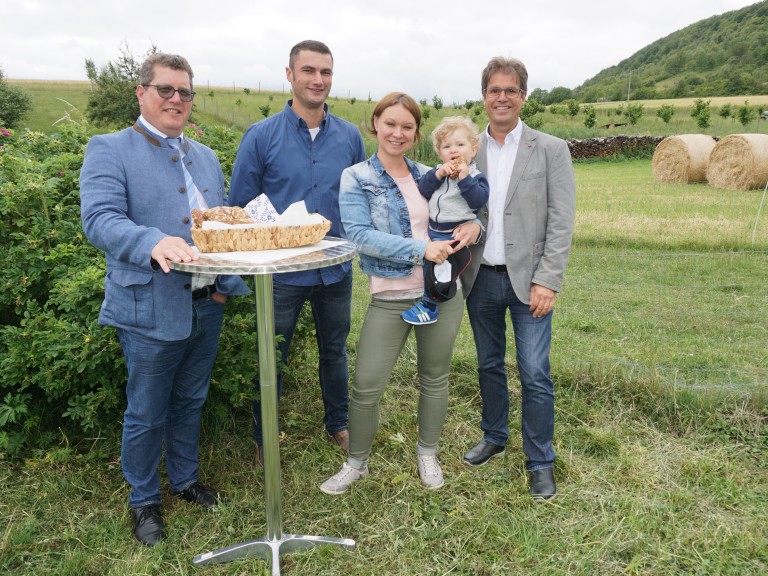 Gruppenfoto Naturschutzpartner Landwirtschaft 2018 Michael Tulit mit Umweltpräsident Stefan Köhler und Kreisobmann Mathias Klöffel