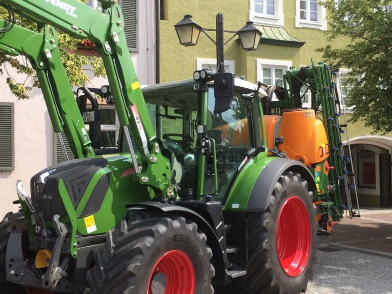 Bild von Schlepper mit Pflanzenschutzspritze