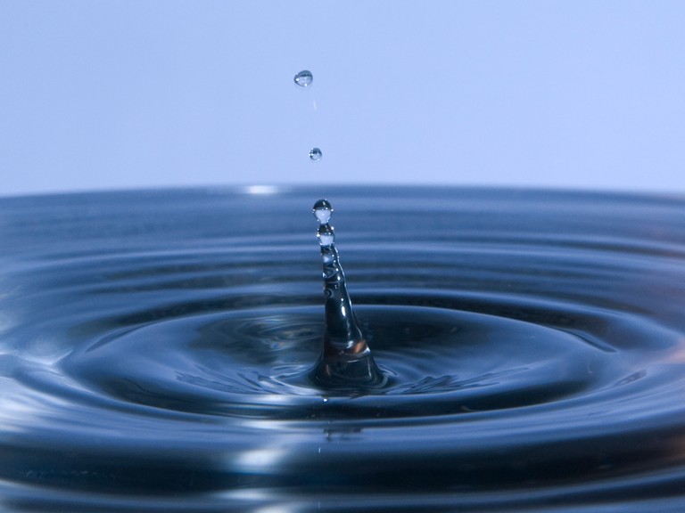 Ein tropfender Wassertropfen. 