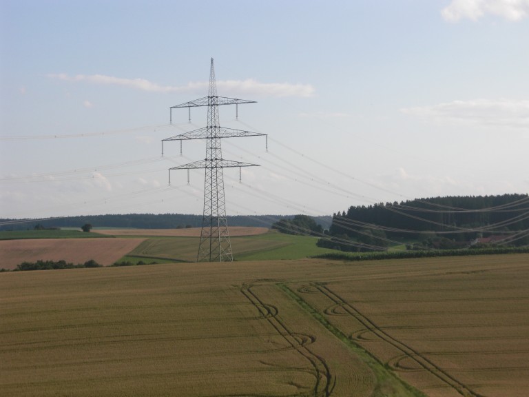 Strommast im Feld