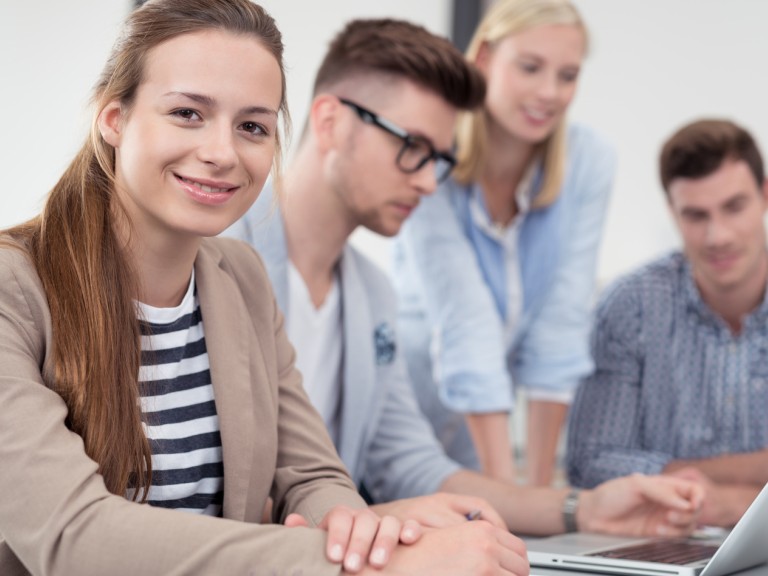 Eine junge Frau fand ihren Job im Team des Bayerischen Bauernverbandes