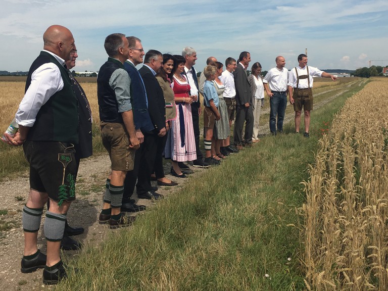 Landwirt Franz Steinberger aus Neufahrn erklärt den Zustand eines Weizenfeldes kurz vor der Ernte