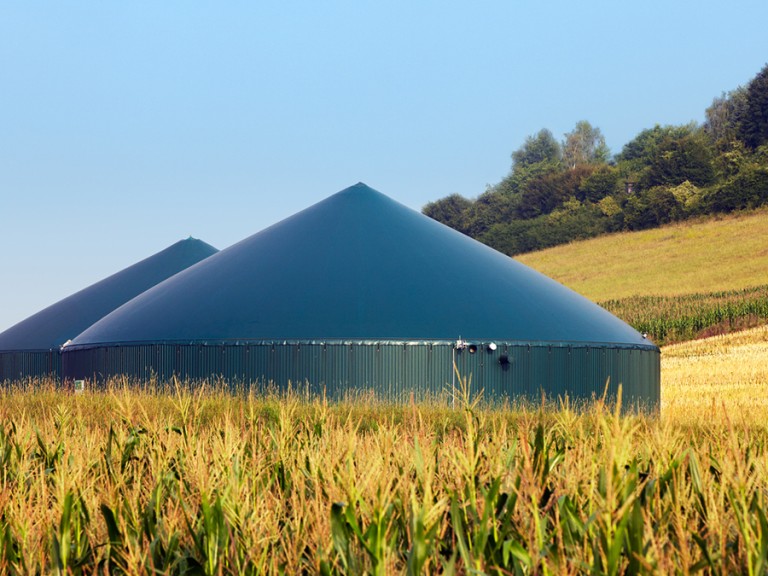 Biogasanlage auf einem Feld
