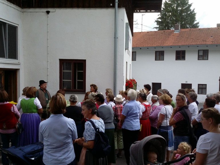 Landfrauen aus Bad Tölz/WOR am Kloster Reutberg