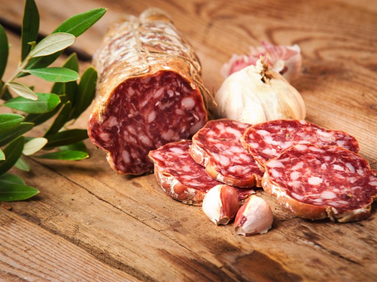 Eine aufgeschnittene Salami