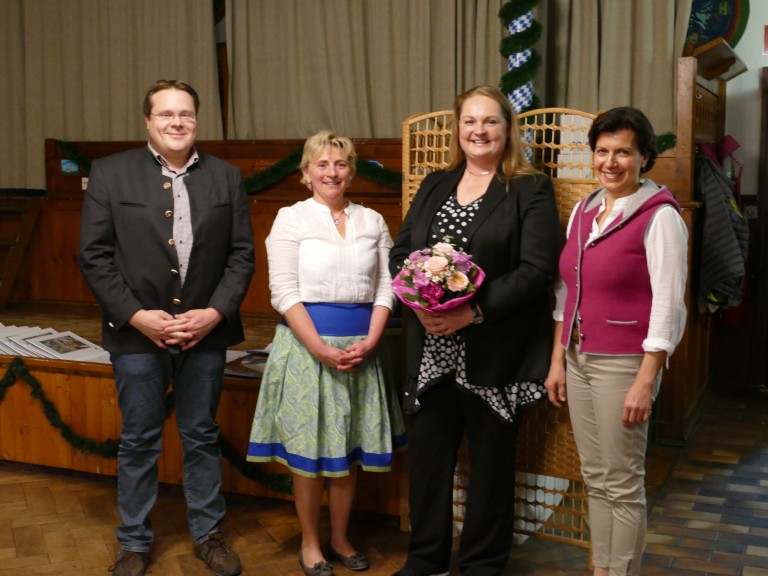 Gruppenfoto der beiden Kreisbäuerinnen mit Benedikt Korntheuer und Dagmar Wagner