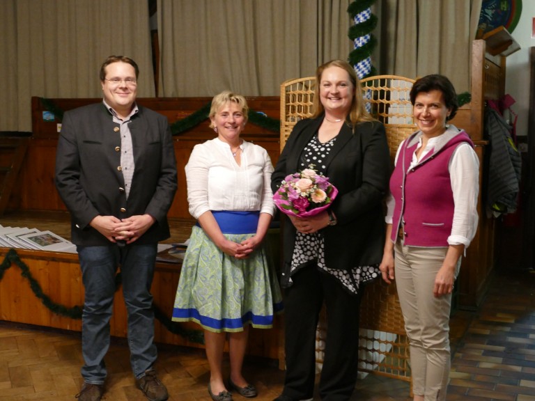 Gruppenfoto der beiden Kreisbäuerinnen mit Benedikt Korntheuer und Dagmar Wagner