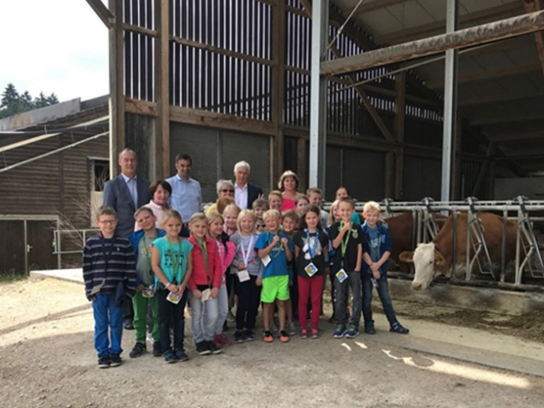 Schulkinder vor Kuhstall