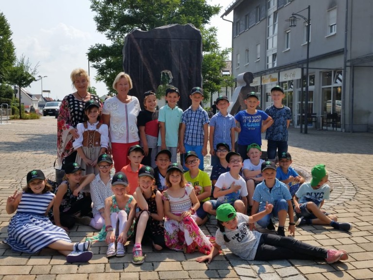 Kinder der Klasse 2b mit Heidi Bauersachs und Lehrerin