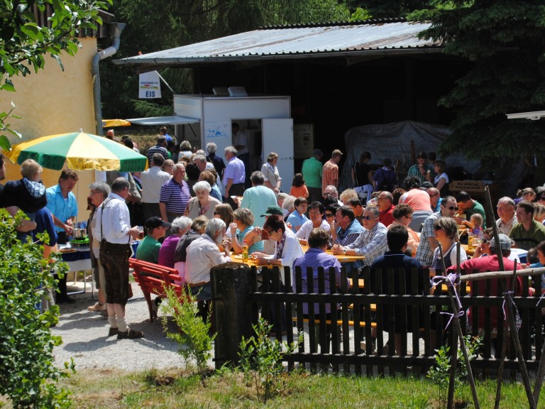 Gemütliches Beisammensein beim Hoffest